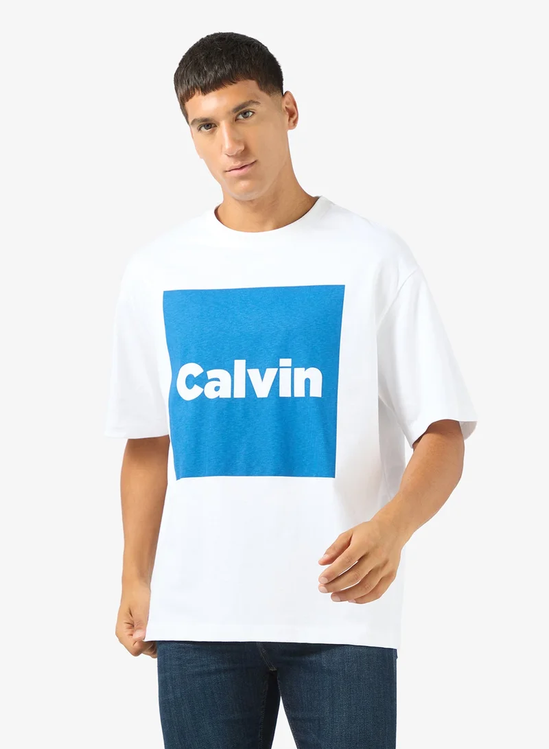 كالفن كلاين جينز تيشيرت مريح بطبعة شعار